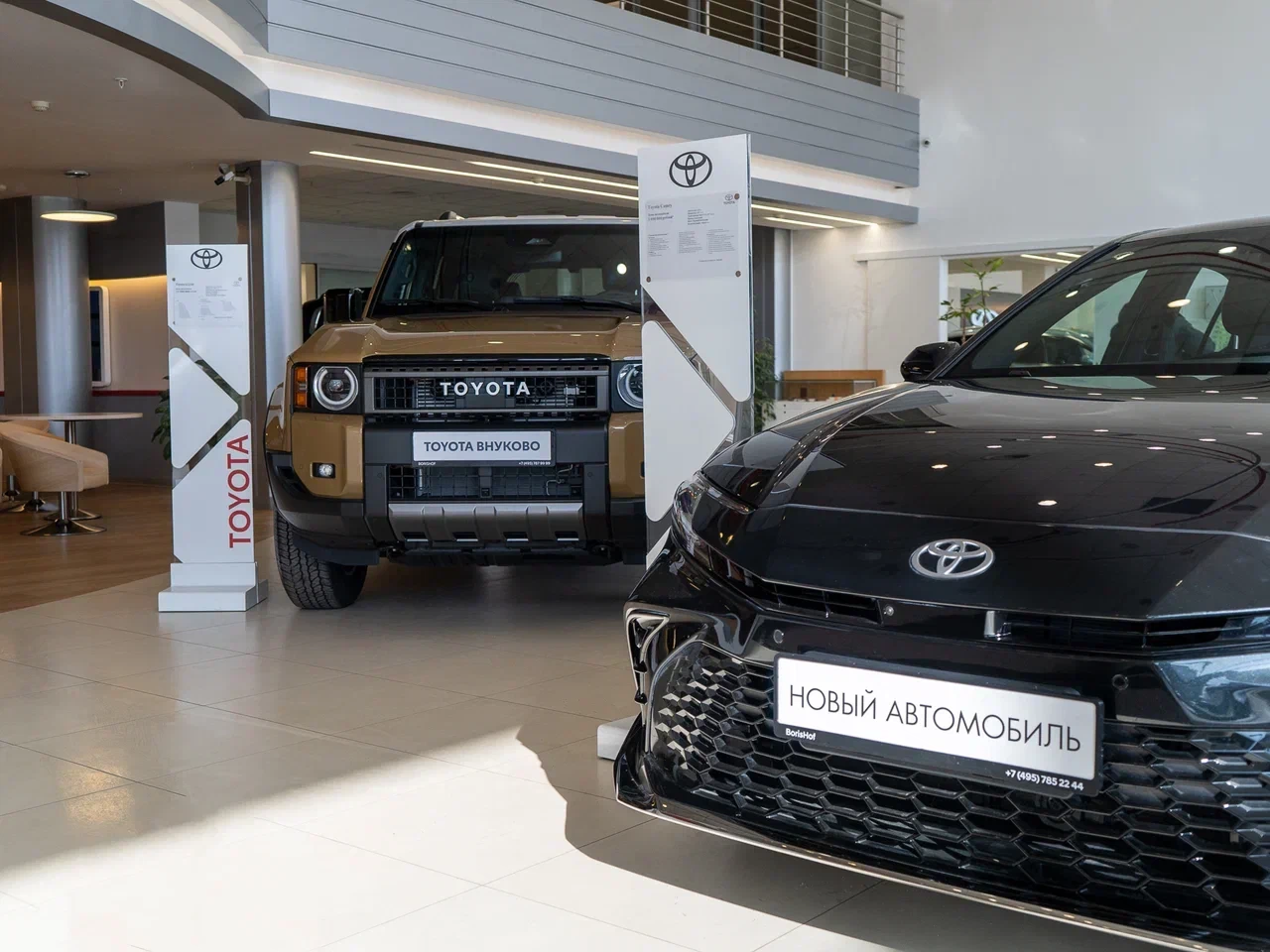 Автомобили Toyota в дилерском центре